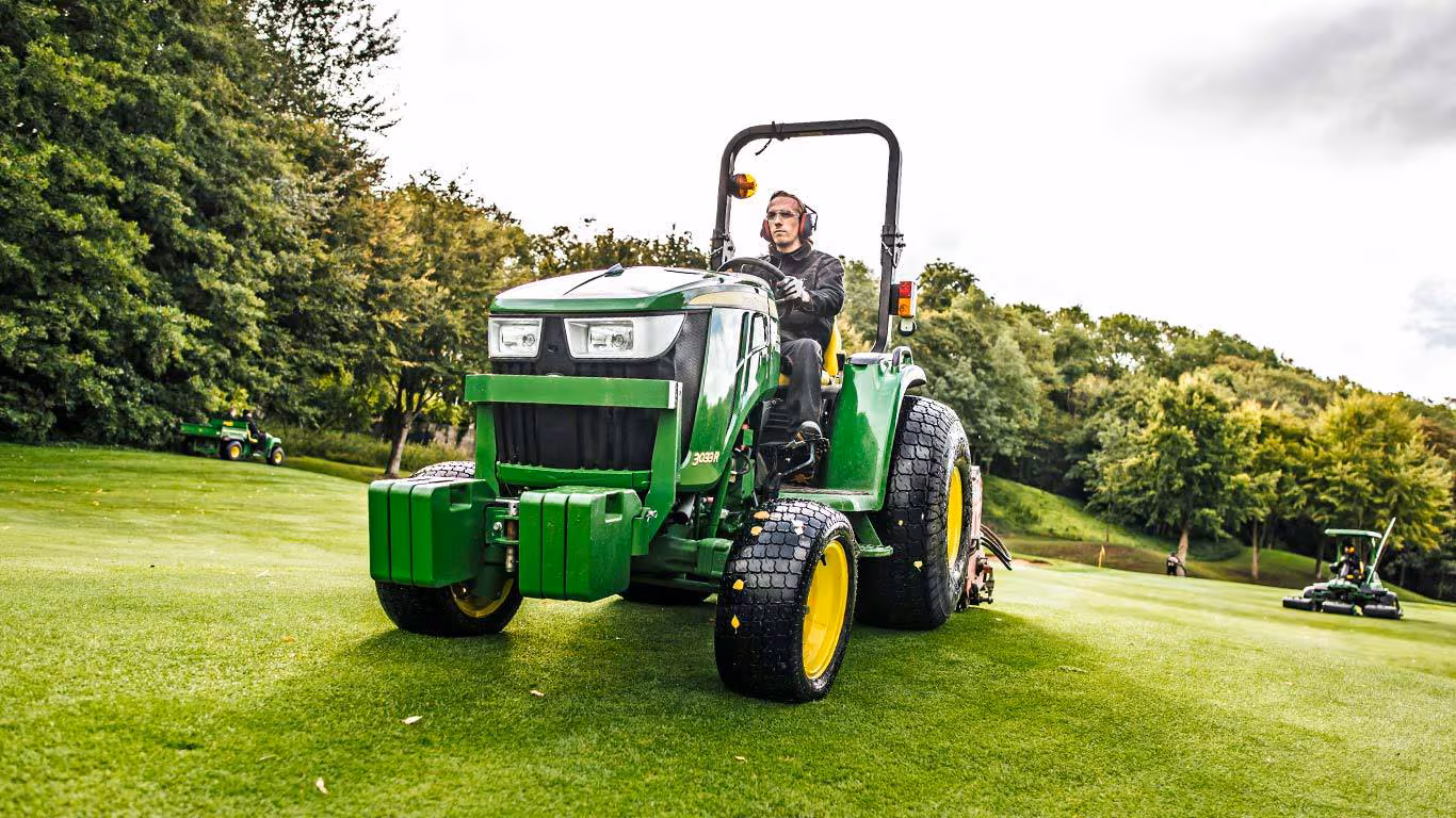 3033R Kompakttraktor
